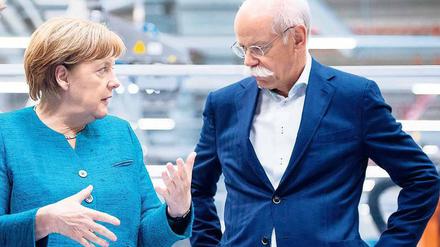 Merkel in Kamenz. Die Kanzlerin im Gespräch mit Daimler-Chef Zetsche. 