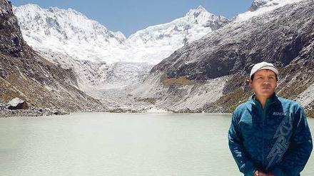 Der peruanische Bauer Saúl Luciano Lliuya vor dem Bergsee, den der geschmolzene Gletscher in seiner Heimat hinterlassen hat. 