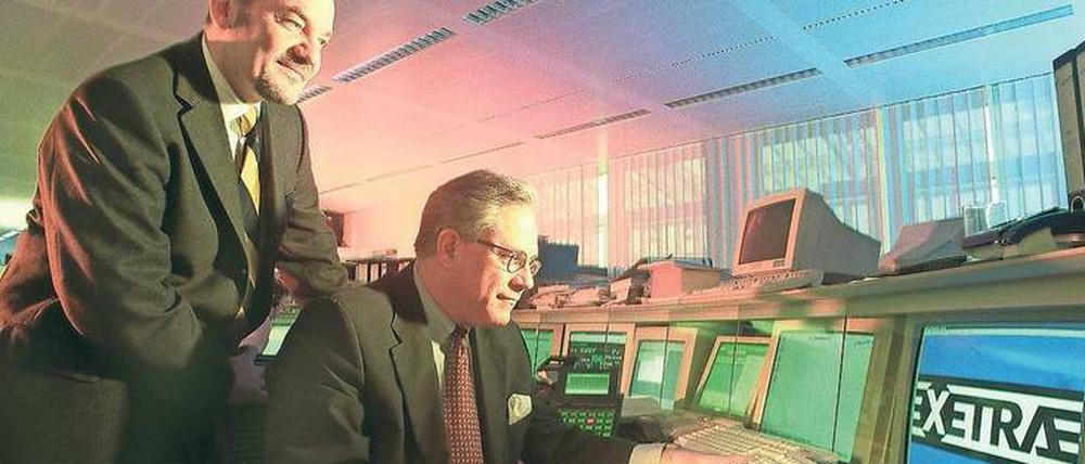 Total modern. Der Frankfurter Börsenchef Werner Seifert (rechts) und der Staatssekretär im hessischen Wirtschaftsministerium Matthias Kurth bei der „Generalprobe“ mit ihren Computern am 27. 11. 1997 in der Frankfurter Börse. 