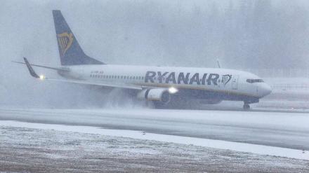 Landung im Schnee. Ein Ryanair-Flugzeug in Frankfurt am Main. 