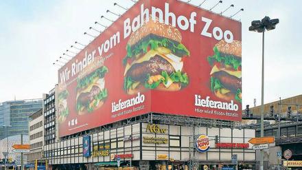 Kontroverse Köder. Lieferando kämpft mit teurer und provokanter Werbung um Kunden - so wie 2014 mit diesem riesigen Plakat und dem Spruch „Wir Rinder vom Bahnhof Zoo“. 
