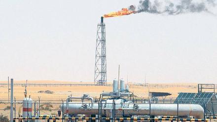 Endliche Ressource. Ölfeld in der saudi-arabischen Wüste.