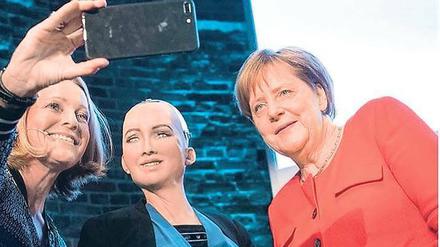 Selfie mit Sophia. Bundeskanzlerin Angela Merkel (r.) diskutierte am Mittwochabend erstmal mit einem humanoidem Roboter, moderiert wurde das Gespräch von „Wirtschaftswoche“-Herausgeberin Miriam Meckel. 
