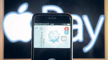 Smartphone statt Kreditkarte. Der Bezahldienst Apple Pay startet noch in diesem Jahr in Deutschland. 