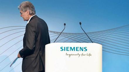 In einer „sehr starken Position“ sieht Siemens-Chef Joe Kaeser den Konzern. Am Donnerstag erläuterte er in München die neue Struktur sowie die aktuellen Geschäftszahlen - die blieben aber hinter Anlegererwartungen zurück. 