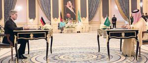  dDa war noch vieles gut. Vor einem Jahr unterzeichnete Joe Kaeser in Riad ein Wirtschaftsabkommen mit Khalid Al Falih, dem Minister für Erdöl. Im Hintergrund schauen Bundeskanzlerin Angela Merkel und König Salman dem Treiben zu. 