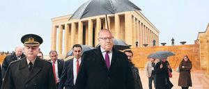 Pflichtbesuch. Der deutsche Minister würdigte Staatsgründer Mustafa Kemal Atatürk mit einem Besuch des Mausoleums. 