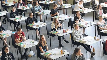 Schüler in Niedersachsen und Hessen müssen länger die Schulbank drücken.