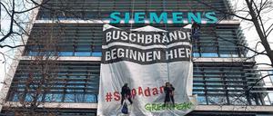 Abgeseilt. Am Dienstag hat Greenpeace das Dach der Siemenszentrale besetzt und ein Transparent entrollt.