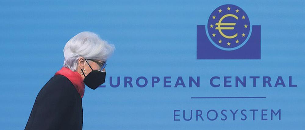 Schafft EZB-Chefin Christine Lagarde die Zinswende, auch wenn dadurch hochverschuldete Länder im Süden Europas in Schwierigkeiten geraten? Bei einer Inflationsrate, die längerfristig um die drei Prozent pendelt, muss die Geldpolitik handeln. k/Imago