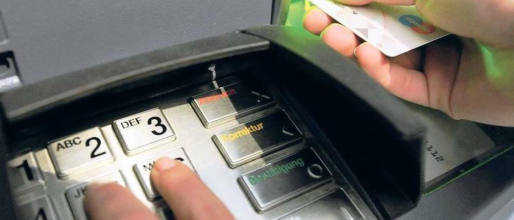 Besser abschirmen. Experten empfehlen, die Tastatur des Geldautomaten bei der PIN-Eingabe mit der Hand oder dem Geldbeutel zu verdecken, damit die Geheimzahl nicht abgefilmt werden kann. Foto: picture-alliance / dpa