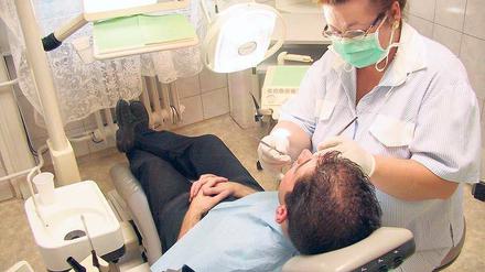 Osteuropa ist beliebt. In Polen und Ungarn warten Zahnärzte auf deutsche Kunden. Probleme kann es aber dann geben, wenn die Behandlung nicht in Ordnung war und man reklamiert.