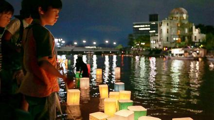 Gedenken. Jedes Jahr am 6. August erinnern Einwohner und Touristen in Hiroshima an den Atombombenabwurf im Jahr 1945.