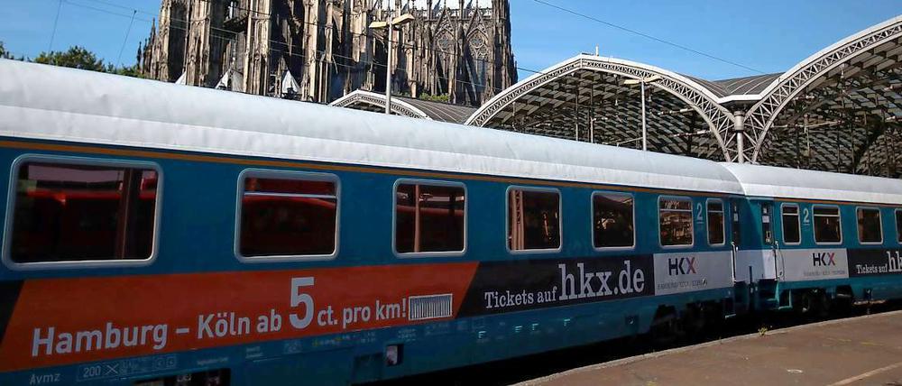 Ankunft mit Dom - die Privat-Bahn erreicht Köln mit Verspätung.