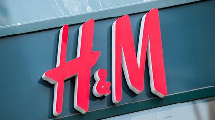 Die schwedische Modekette Hennes &amp; Mauritz will künftig mehr Schuhe verkaufen als bisher.