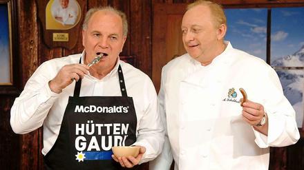 Bissig. Uli Hoeneß und Starkoch Alfons Schuhbeck bei einer Werbeaktion für McDonald’s im Dezember 2011.