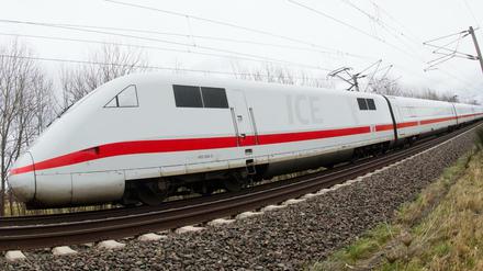 Ein ICE-Zug der Deutschen Bahn AG bei Lehrte (Niedersachsen) auf der ICE-Strecke Berlin-Hannover. 