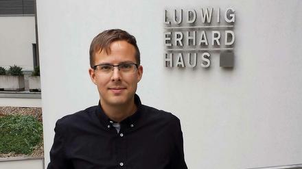 Christoph Hübner (32) vor dem Ludwig Erhard Haus der Berliner IHK. 