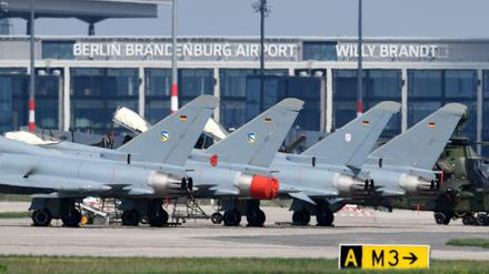 Eurofighter der Bundeswehr stehen auf dem Vorfeld des Hauptstadtflughafens BER. Auf der Internationalen Luftfahrtaustellung ILA 2018 werden Piloten ihr Können damit demonstrieren.