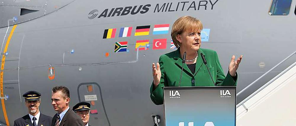 Bundeskanzlerin Angela Merkel (CDU) eröffnet die Internationale Luft- und Raumfahrtausstellung (Ila) auf dem Flughafen Berlin-Schönefeld vor einem Militärtransporter vom Typ Airbus A400M.