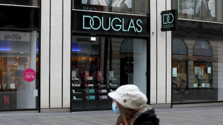 Kassel-Innenstadt: Filiale der Drogeriekette Douglas in der Fußgängerzone