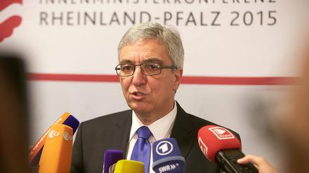 Der Vorsitzende der Innenministerkonferenz und Innenminister von Rheinland-Pfalz, Roger Lewentz (SPD) rechnet mit mehr als einer Million Flüchtlingen bis Weihnachten.