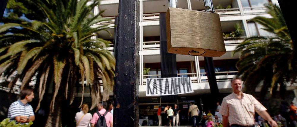 Troika-Gesandte stehen vor verschlossenen Türen: Ende September besetzten die Mitarbeiter des griechischen Innenministeriums kurzerhand das Gebäude. Kein Einzelfall.