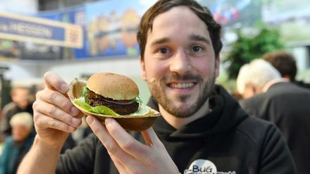 Burger aus Buffalowürmern: Max Krämer vom Start up-Unternehmen "Bug Foundation" zeigt auf der Grünen Woche seinen Insektenburger. Ab April wird er auf dem deutschen Markt angeboten. 