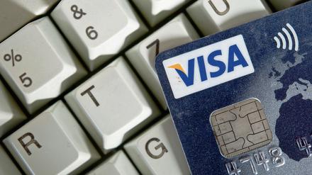 Hacker haben offenbar die Daten von Kunden abgegriffen, die eine Visa-Karte oder Mastercard besitzen. Banken haben die Karten vorsichtshalber ausgetauscht. 