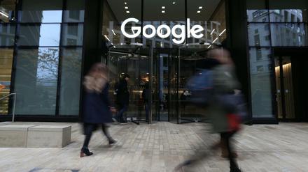 Google droht Ärger wegen der Übertragung von Standortdaten seiner Nutzer. 