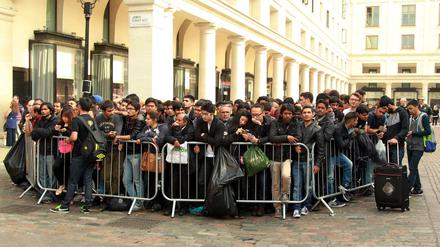 Warten aufs iPhone. Apple-Fans in London.
