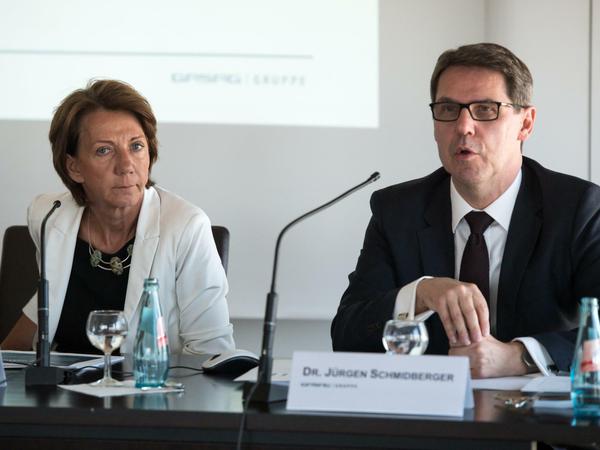 Gasag-Chefin Vera Gäde-Butzlaff und ihr Vorstandskollege Jürgen Schmidberger am 10. Mai 2016 bei der Jahres-Pressekonferenz.