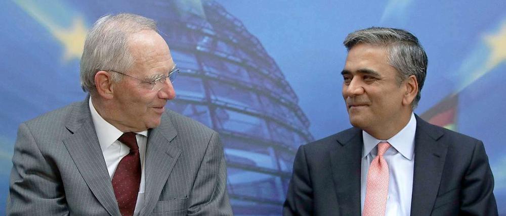 Lächeln zum Auftakt: Der Beginn einer wunderbaren Freundschaft zwischen Finanzminister Schäuble (l.) und Deutsche-Bank-Chef Jain?