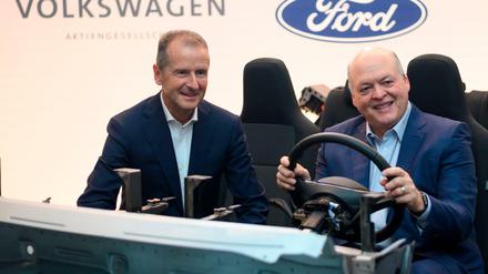 Volkswagen-Chef Herbert Diess (l.) und Jim Hackett, Vorstandsvorsitzender von Ford, am Freitag in New York. 