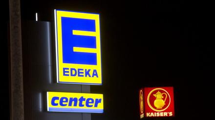 Die Leuchtreklamen von zwei Supermärkten der Ketten Kaiser's Tengelmann und Edeka, aufgenommen in Berlin.