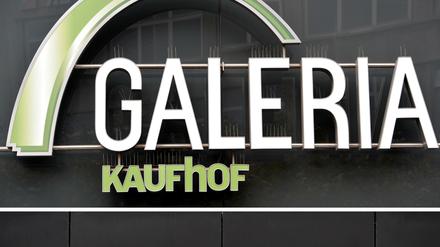 Der neue Karstadt-Eigentümer Benko will die angeschlagene Handelskette mit Kaufhof zusammenschließen.