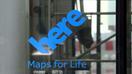 Der Firmenschriftzug des Kartenherstellers Here: Maps for Life und offenbar auch Maps for Hope - die deutschen Autobauer hoffen, mithilfe des Kaufs nicht den Anschluss an die Digitalisierung im Mobilitätssektor zu verlieren