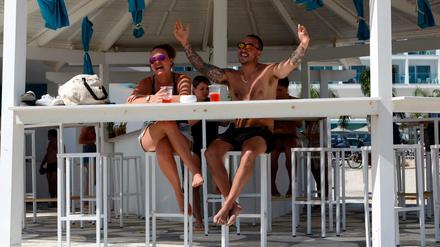 Die britischen Touristen Katie Smith and Desmond Morland freuten am Montag im Nissi Beach Resort auf Zypern über eine Zwangsverlängerung ihres Urlaubs - ausgelöst durch die Insolvenz der britischen Monarch Airlines.