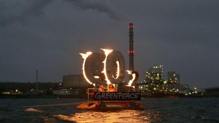 Protest gegen Kohle auf der Ostsee. Klimaschädlich sind Kohlekraftwerke ganz ohne Frage, aber in Deutschland geht es auf absehbare Zeit nicht ohne Kohle, zumal nach dem Ende der Atomkraft 2022. 