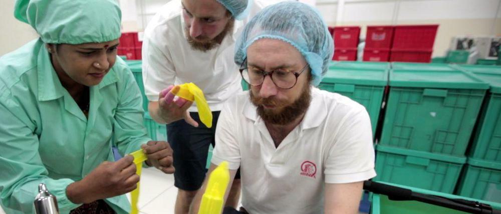 Qualitätskontrolle. In einer Fabrik in Malaysia testen die Firmengründer die Reißfestigkeit ihrer Öko-Kondome.