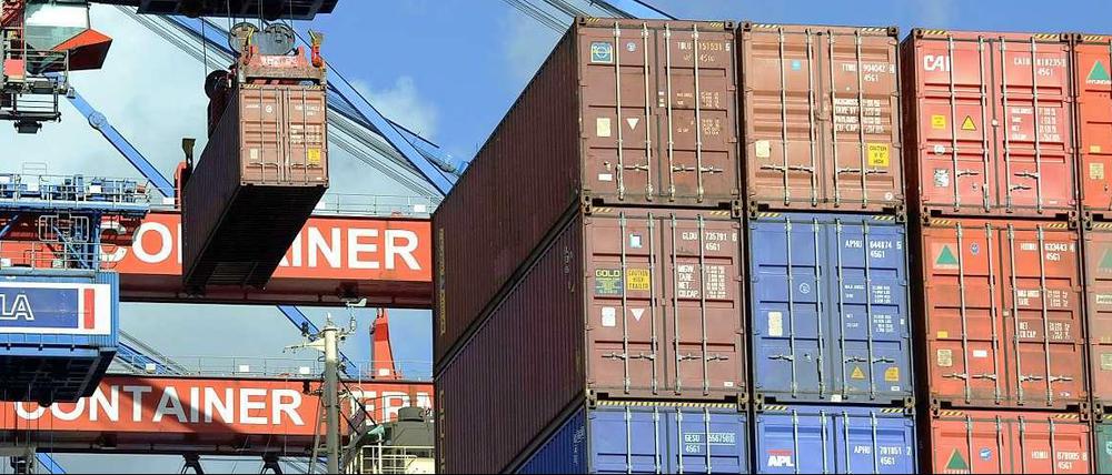 Containerverladung im Hafen. Die Nachfrage nach deutschen Industrieprodukten aus dem Ausland lässt nach.
