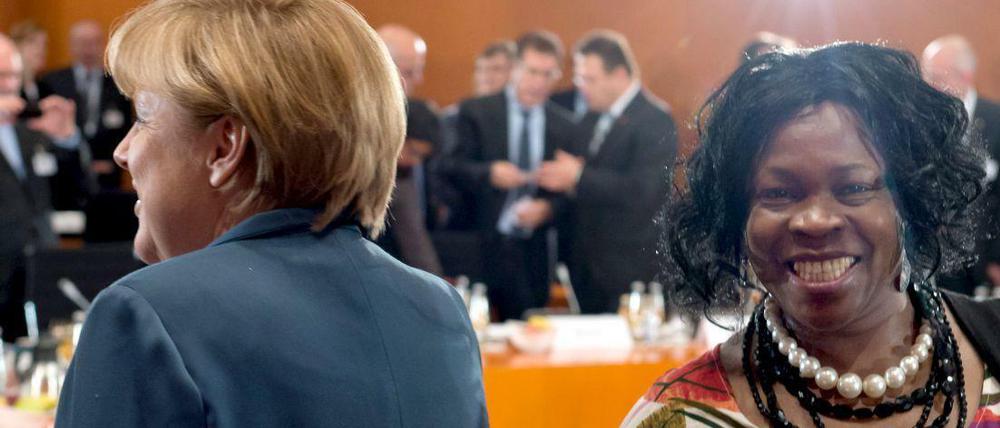 Bundeskanzlerin Angela Merkel (CDU) und Virginia Wangare-Greiner von der Selbsthilfegruppe Afrikanischer Frauen e.V. berieten bereits 2013 über die bessere Einbindung von Migranten in den Arbeitsmarkt. Das Konto-für-alle wäre ein wichtiger Schritt. 