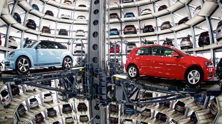 VW-Neuwagen werden in der Autostadt zur Auslieferung vorbereitet.