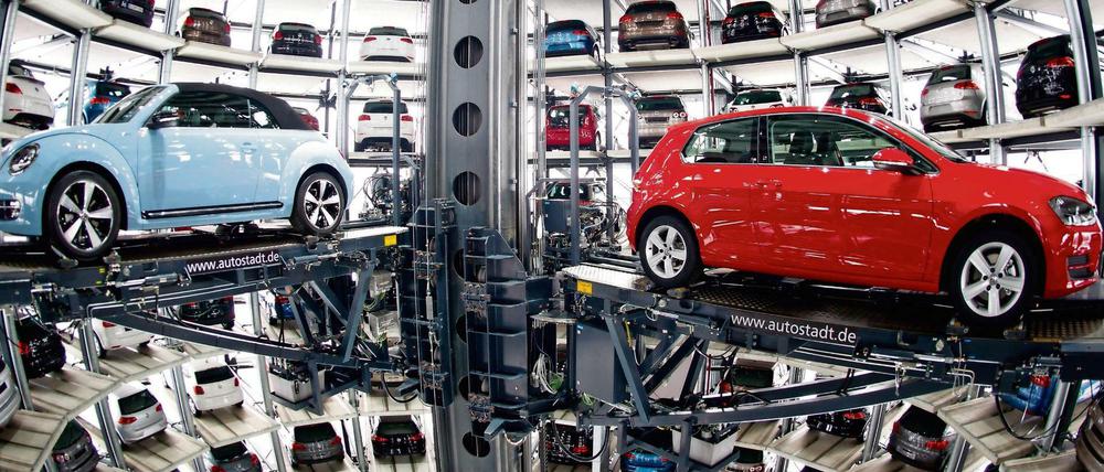 VW-Neuwagen werden in der Autostadt zur Auslieferung vorbereitet.