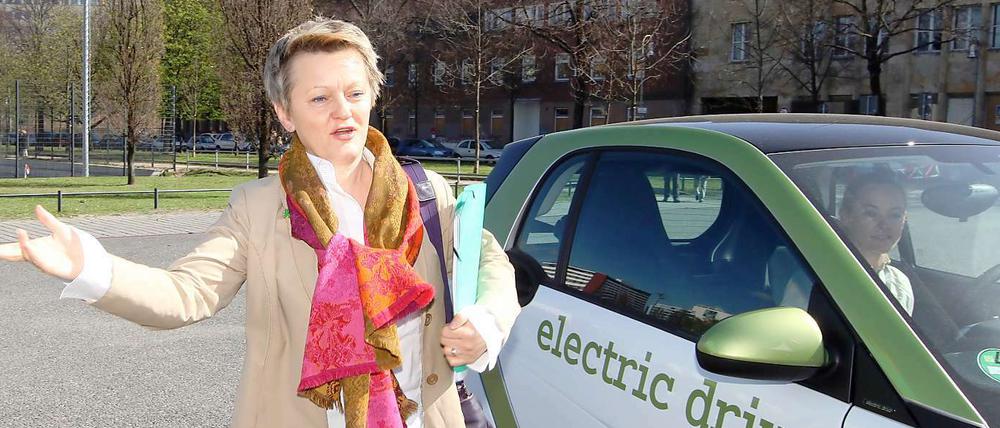 Renate Künast, Vorsitzende der Bundestagsfraktion Bündnis 90/Die Grünen, setzt sich für Elektroautos ein.