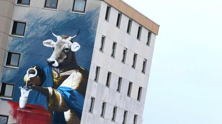 Ein riesiges Kuh-Graffiti wirbt an der Fassade des Wohnheimes der Molkereischule in Kempten (Bayern) für den Konsum von Milch.