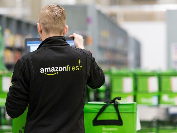 Mitarbeiter des Lebensmittellieferdienstes Amazon Fresh steht im Depot der Firma in Berlin.