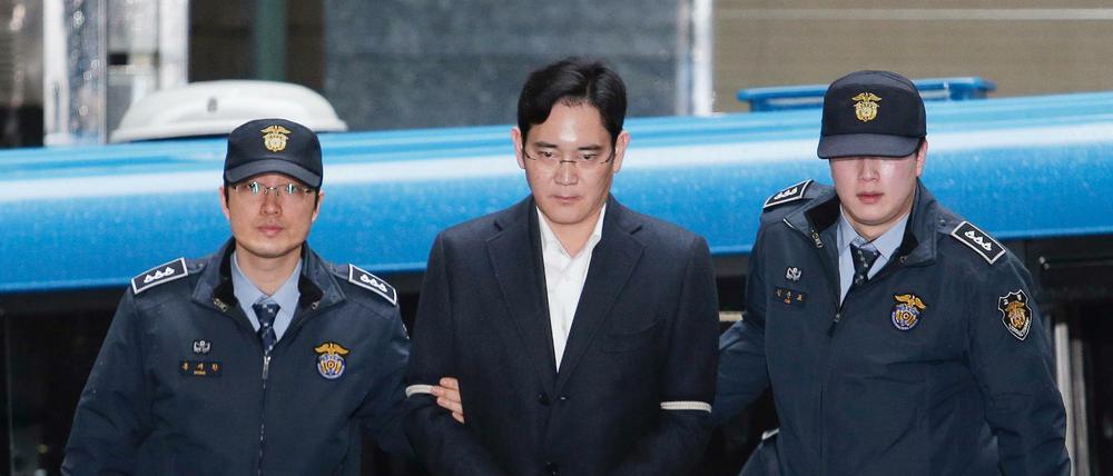 Polizisten führen den Konzernerben von Samsung, Lee Jae-yong (M), zum Büro des Sonderermittlers.