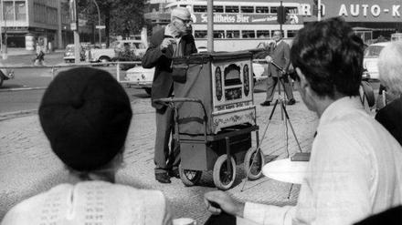Berlin, 1966: Ein Mann spielt einen Leierkasten auf dem Ku'Damm