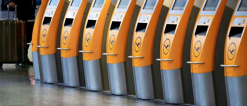 Beschäftigungslos werden die Check-in-Automaten der Lufthansa noch eine ganze Weile sein.
